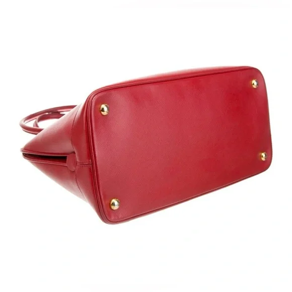 PRADA 😍
Medium Saffiano Lux Open Promenade Tote - Picture 4 of 7